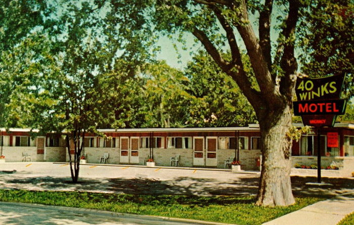 40 Winks Motel - Old Postcard (newer photo)